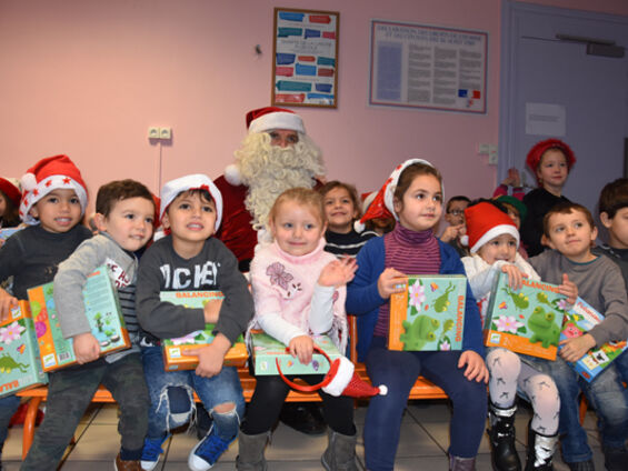 Le père Noël dans les écoles - Jeudi 21 Décembre 2017